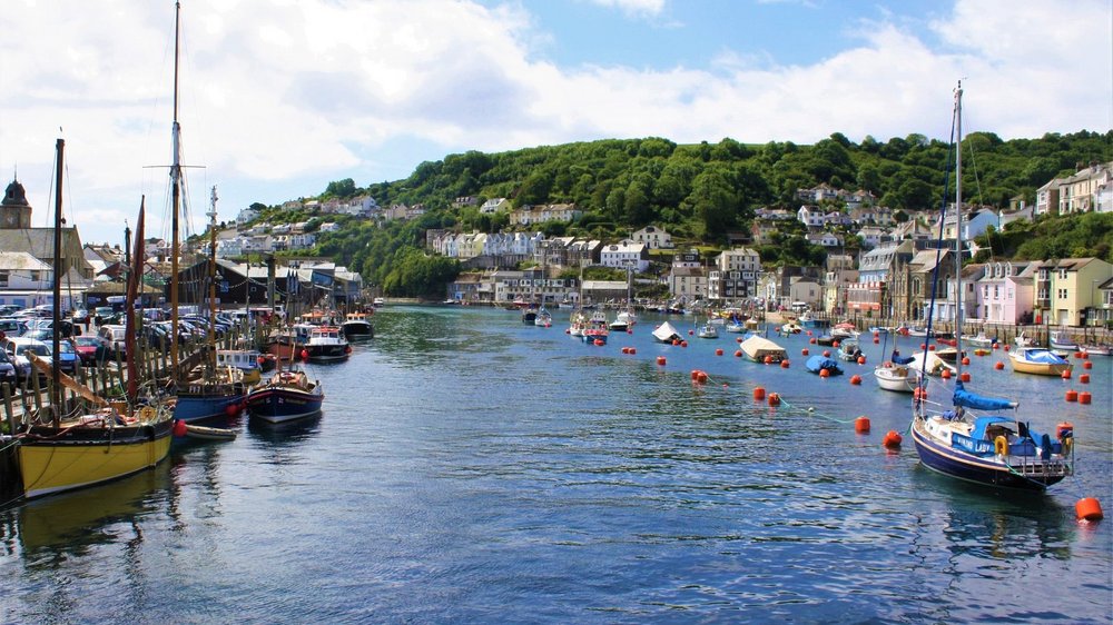 Looe ist eine kleine Küstenstadt im Südosten der englischen Grafschaft Cornwall Looe ist eine kleine Küstenstadt im Südosten der englischen Grafschaft Cornwall