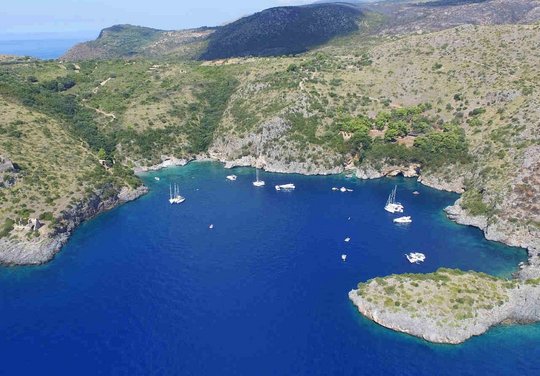 Bucht Cala degli Infreschi in der Nähe von Marina di Camerota Bucht Cala degli Infreschi in der Nähe von Marina di Camerota