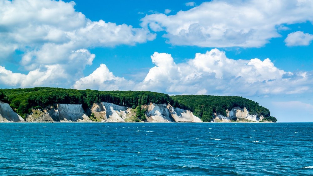 Blick auf die Kreidefelsen und Buchenwälder des Nationalparks Jasmund Blick auf die Kreidefelsen und Buchenwälder des Nationalparks Jasmund