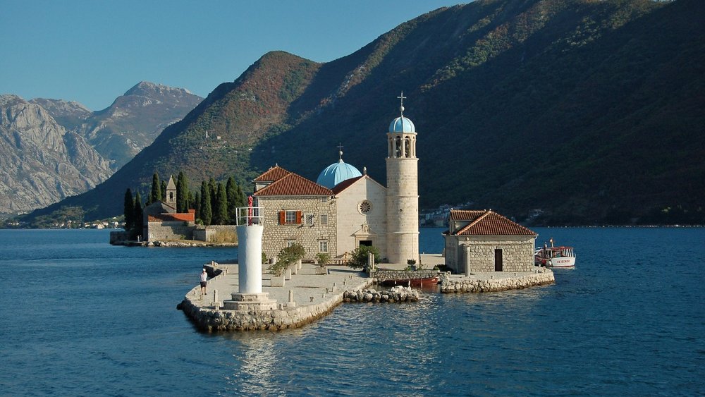 Die Inselchen Sv. Dorde (re.) und Gospa od Škrpjela Die Inselchen Sv. Dorde (re.) und Gospa od Škrpjela